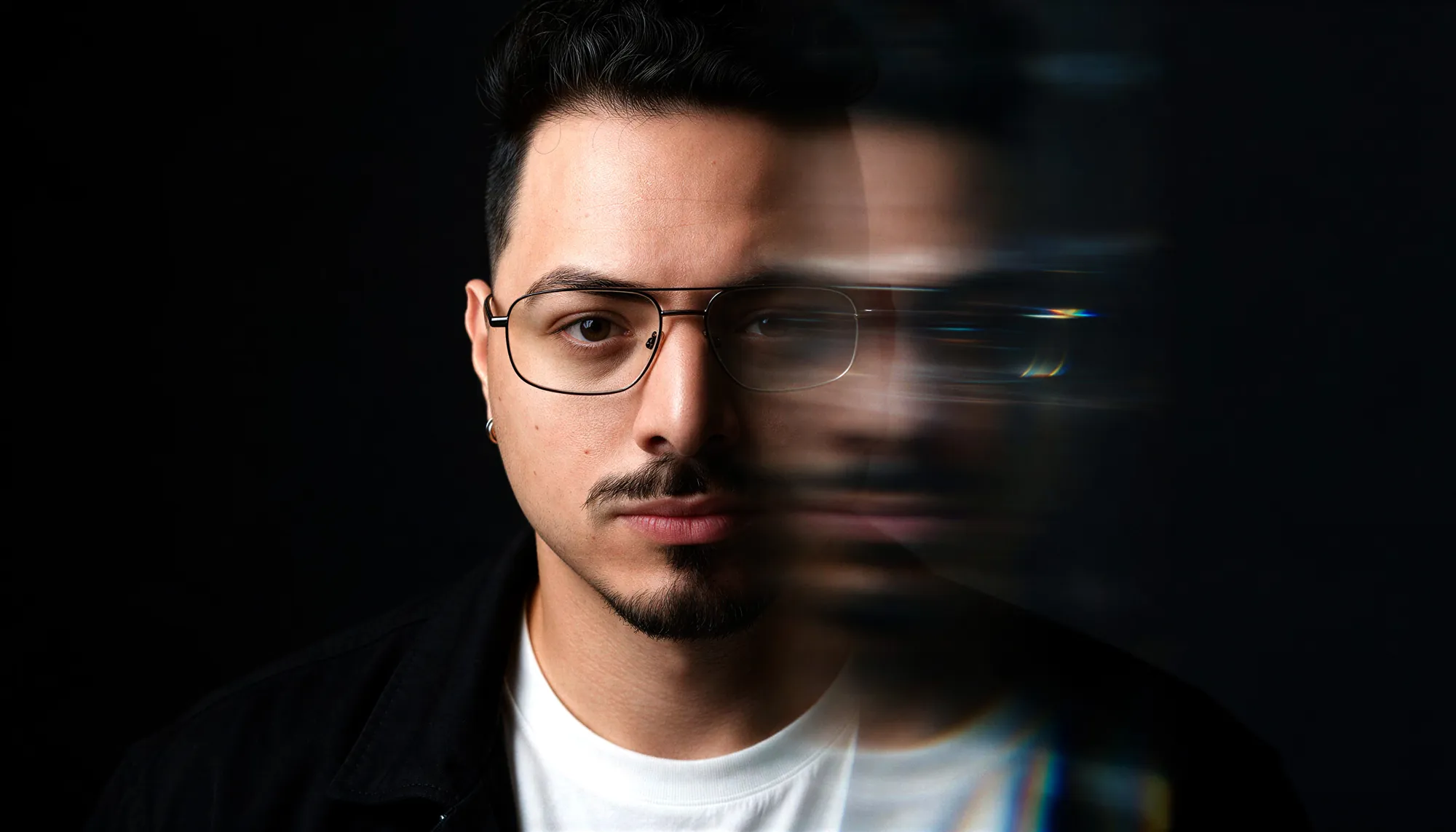Retrato de Alexandre Massocato com o rosto se desdobrando em movimento