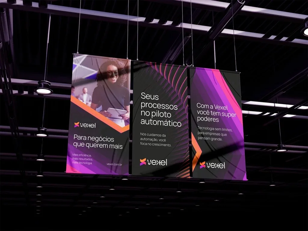 Banners suspensos com a comunicação da Vexel